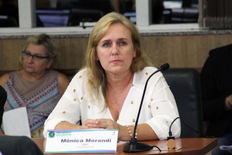 #PraCegoVer: Foto mostra a vereadora Mônica Morandi sentada em seu lugar, acompanhando a sessão.