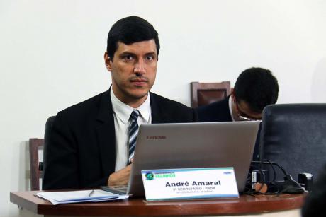 #PraCegoVer: Foto do vereador André Amaral sentado em seu lugar, acompanhando a sessão.