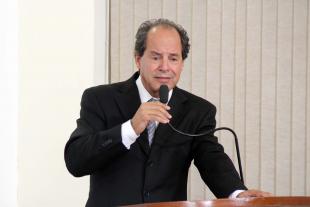 #PraCegoVer: Foto do vereador Mauro Penido discursando na tribuna para os demais vereadores e para o público.