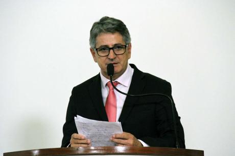 #PraCegoVer: Foto mostra o vereador Aguiar (PSDB) na tribuna discursando para os vereadores e para o público que acompanha a sessão. Nas mãos, ele segura um documento.