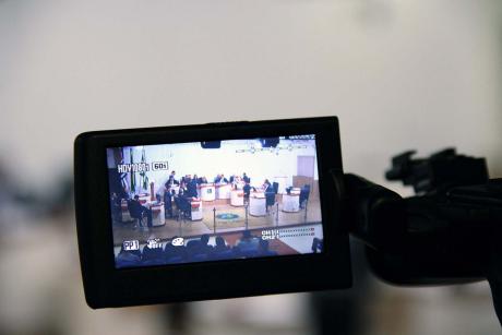 #PraCegoVer: Foto mostra detalhe do display da câmera filmadora da TV Câmara, focando os vereadores na imagem.