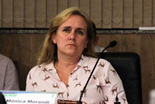 #PraCegoVer: Foto da vereadora Mônica Morandi sentada em seu lugar, acompanhando a sessão ordinária.