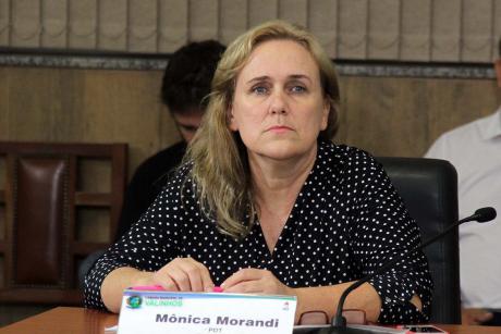 #PraCegoVer: Foto mostra a vereadora Mônica Morandi (PDT) sentado em seu lugar no plenário, prestando atenção na sessão ordinária.