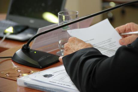 #PraCegoVer: Foto mostra detalhe das mãos de um vereador segurando um documento.