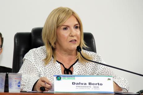 #PraCegoVer: Foto mostra a vereadora Dalva Berto (MDB), sentada em sua mesa de presidente, discursando para os vereadores e para o público que acompanha a sessão.