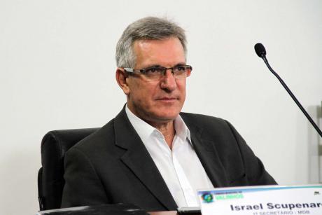 #PraCegoVer: Foto mostra o vereador Israel Scupenaro (MDB) sentado em seu lugar no plenário, prestando atenção na sessão ordinária.