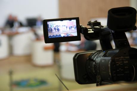 #PraCegoVer: Foto mostra detalhe do display da câmera filmadora da TV Câmara, focalizando o plenário.