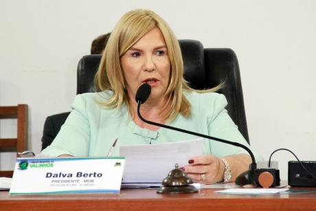 #PraCegoVer: Foto mostra a presidente da Câmara, vereadora Dalva Berto (MDB), discursando durante a sessão ordinária