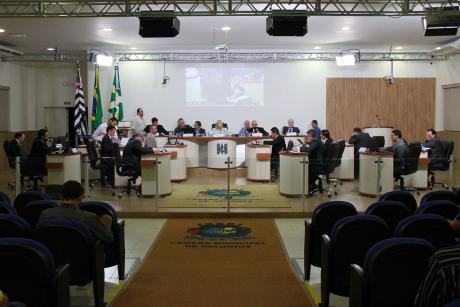 #PraCegoVer: Foto mostra o plenário da Câmara, com os vereadores sentados em seus lugares.