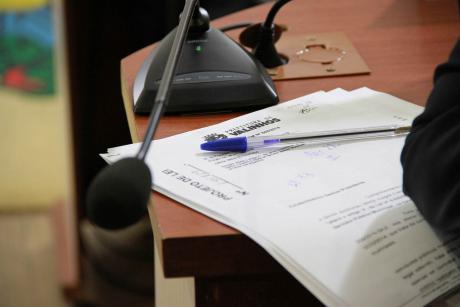 #PraCegoVer: Foto mostra documento em cima da mesa de um vereador. Sobre o documento está uma caneta.