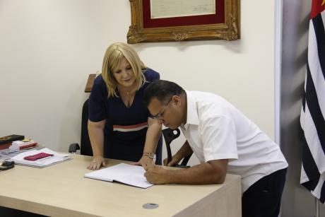 #PraCegoVer: Foto mostra a presidente da câmara, vereadora Dalva Berto, com o novo vereador, Vagner Alves. Vagner assina o livro de posse e a presidente observa a assinatura.
