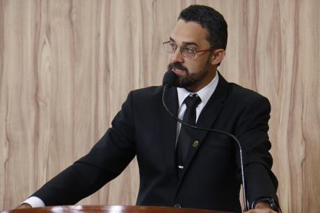 #PraCegoVer: Foto mostra o vereador Alécio Cau discursando na tribuna da Câmara durante a sessão ordinária.