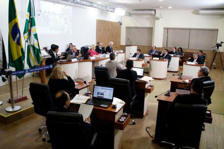 #PraCegoVer: Foto mostra o plenário da Câmara com os vereadores sentados em seus lugares. No canto esquerdo da foto estão as bandeiras do estado, do Brasil e do município de Valinhos.