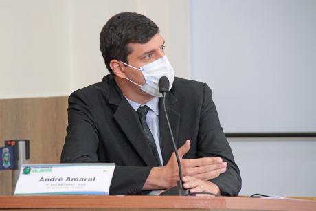 #PraCegoVer: Foto mostra o vereador André Amaral discursando durante a sessão ordinária. Ele usa uma máscara na cor branca como medida de prevenção ao coronavírus.