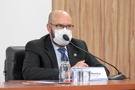 #PraCegoVer: Foto mostra o vereador César Rocha discursando durante a sessão ordinária. Ele usa uma máscara na cor branca como medida de prevenção ao coronavírus.