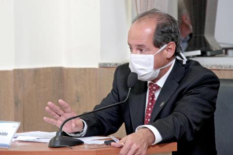 #PraCegoVer: Foto mostra o vereador Mauro Penido discursando durante a sessão ordinária. Ele usa uma máscara na cor branca como medida de prevenção ao coronavírus.