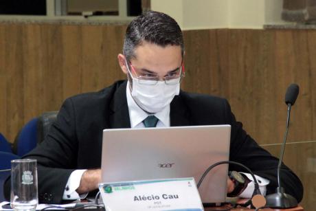 #PraCegoVer: Foto mostra o vereador Alécio Cau, lendo documento no notebook, durante a sessão ordinária. Ele usa uma máscara como medida de prevenção ao coronavírus.