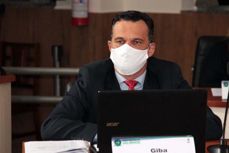 #PraCegoVer: Vereador Giba acompanha a sessão sentado em sua tribuna. Ele usa uma máscara de tecido. 