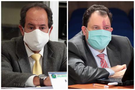 #PraCegoVer: Montagem mostra fotos do vereadores Mauro Penido e Veiga. Os dois acompanham a sessão sentados em suas respectivas tribunas e usam máscara. 