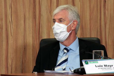 #PraCegoVer: Vereador Mayr acompanha a sessão sentado à sua tribuna. Ele usa uma máscara. 