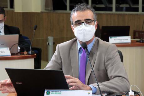 #PraCegoVer: Vereador Secafim fala ao microfone de sua tribuna no plenário da Câmara. Ele veste terno e usa uma máscara branca. 