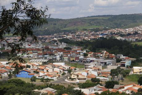 #PraCegoVer: Foto mostra vista parcial da zona urbana de Valinhos.