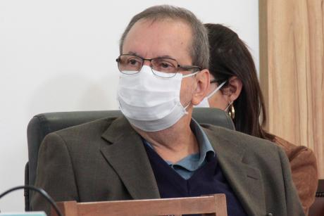 #PraCegoVer: Foto mostra o secretário da Saúde Luiz Carlos Fustinoni durante audiência pública na Câmara. Ele usa máscara como medida de prevenção à Covid-19.
