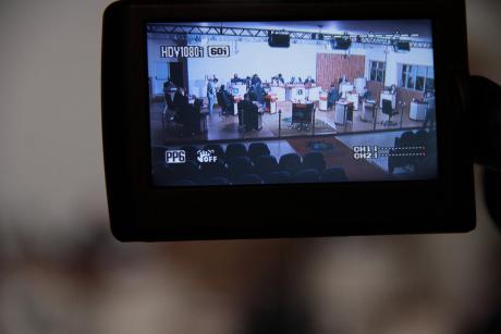 #PraCegoVer: Foto mostra display da câmera filmadora da TV Câmara, que está registrando a sessão ordinária. Na tela, é possível ver os vereadores ocupando o plenário.