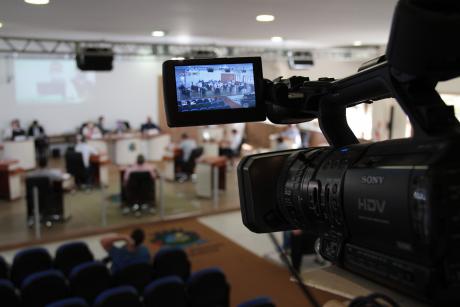 #PraCegoVer: Foto mostra detalhe da câmera de gravação da TV Câmara, que está registrando a sessão ordinária.