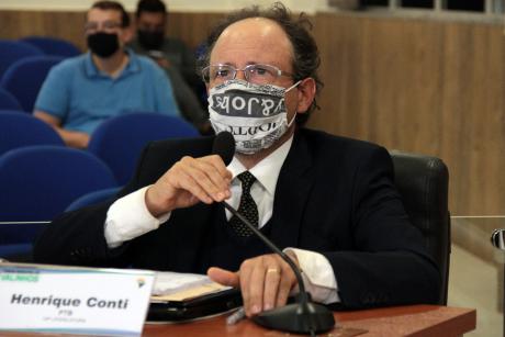 #PraCegoVer: Foto mostra o vereador Henrique Conti durante a sessão ordinária. Ele usa máscara como medida de prevenção à Covid-19.