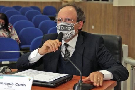 #PraCegoVer: Foto mostra o vereador Henrique Conti durante a sessão ordinária. Ele usa máscara como medida de prevenção à Covid-19.