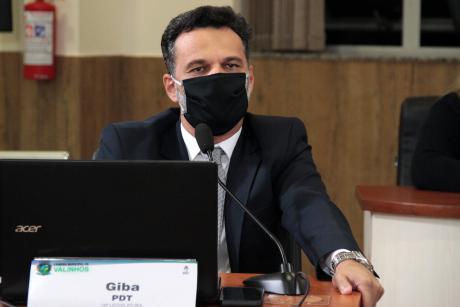 #PraCegoVer: Foto mostra o vereador Giba durante a sessão ordinária. Ele usa máscara como medida de prevenção à Covid-19.