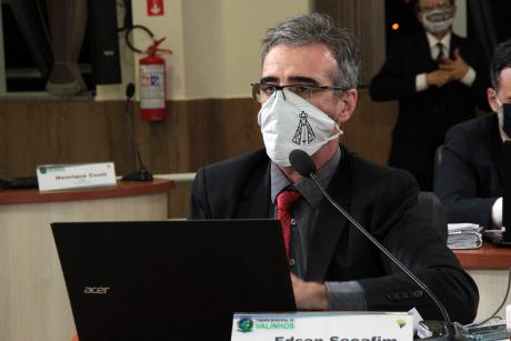 #PraCegoVer: Foto mostra o vereador Edson Secafim na sessão ordinária. Ele usa máscara como medida de prevenção à Covid-19.