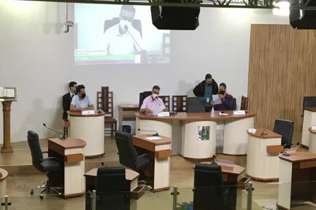 #PraCegoVer: Foto mostra, da esquerda para a direita, os vereadores Giba, Edson Secafim e Alécio Cau, sentados em seus lugares, no plenário da Câmara.