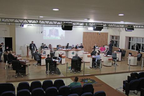 #PraCegoVer: Foto mostra o plenário visto de cima, com os vereadores sentados em seus lugares.
