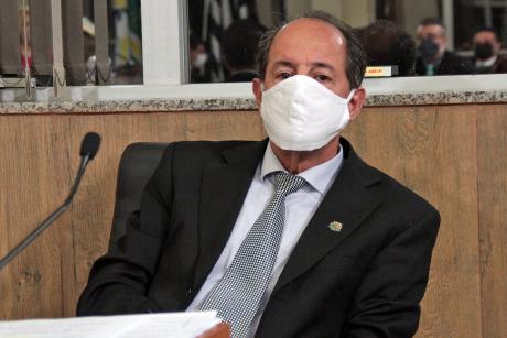 #PraCegoVer: Vereador Mauro Penido acompanha a sessão sentado à sua tribuna. Ele usa uma máscara.