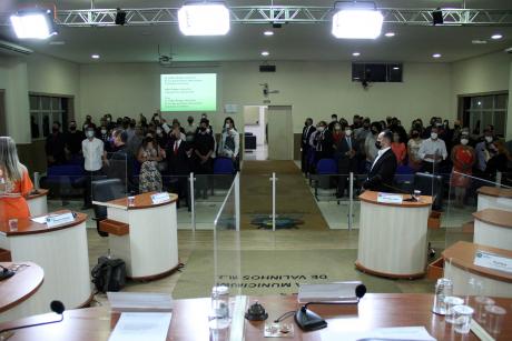 #PraCegoVer: Foto mostra evangélicos orando no auditório da Câmara