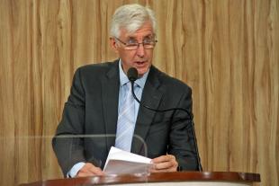 #PraCegoVer: Foto mostra o vereador Mayr discursando na tribuna da Câmara.