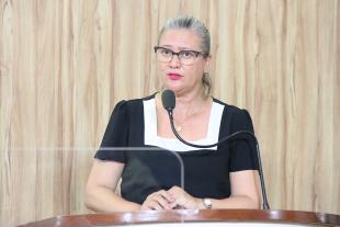 #PraCegoVer: Foto mostra a vereadora Simone Bellini discursando na tribuna da Câmara.