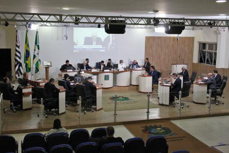 #PraCegoVer: Foto mostra o plenário da Câmara visto de cima, com os vereadores sentados em seus lugares.