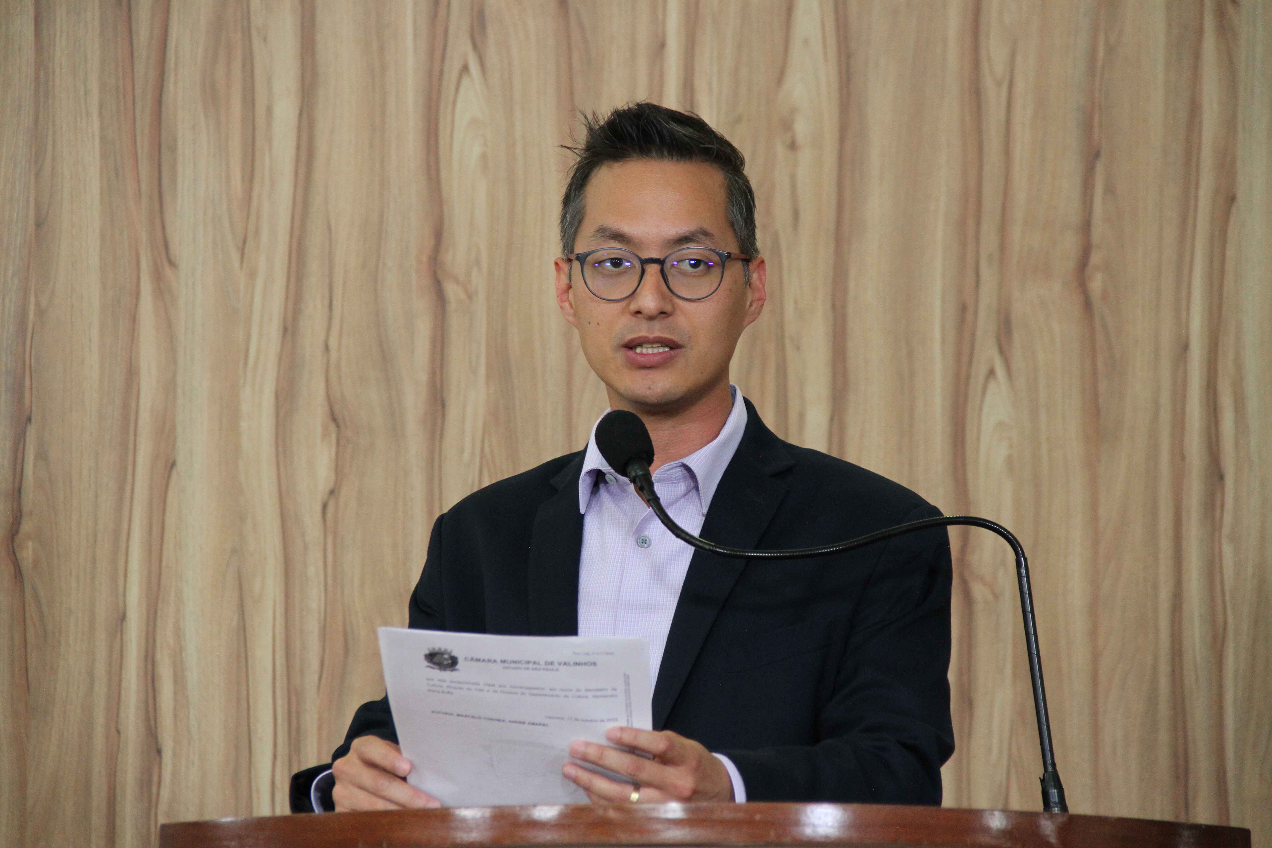 #PraCegoVer: foto mostra o vereador Marcelo Yoshida discursando na tribuna da Câmara.
