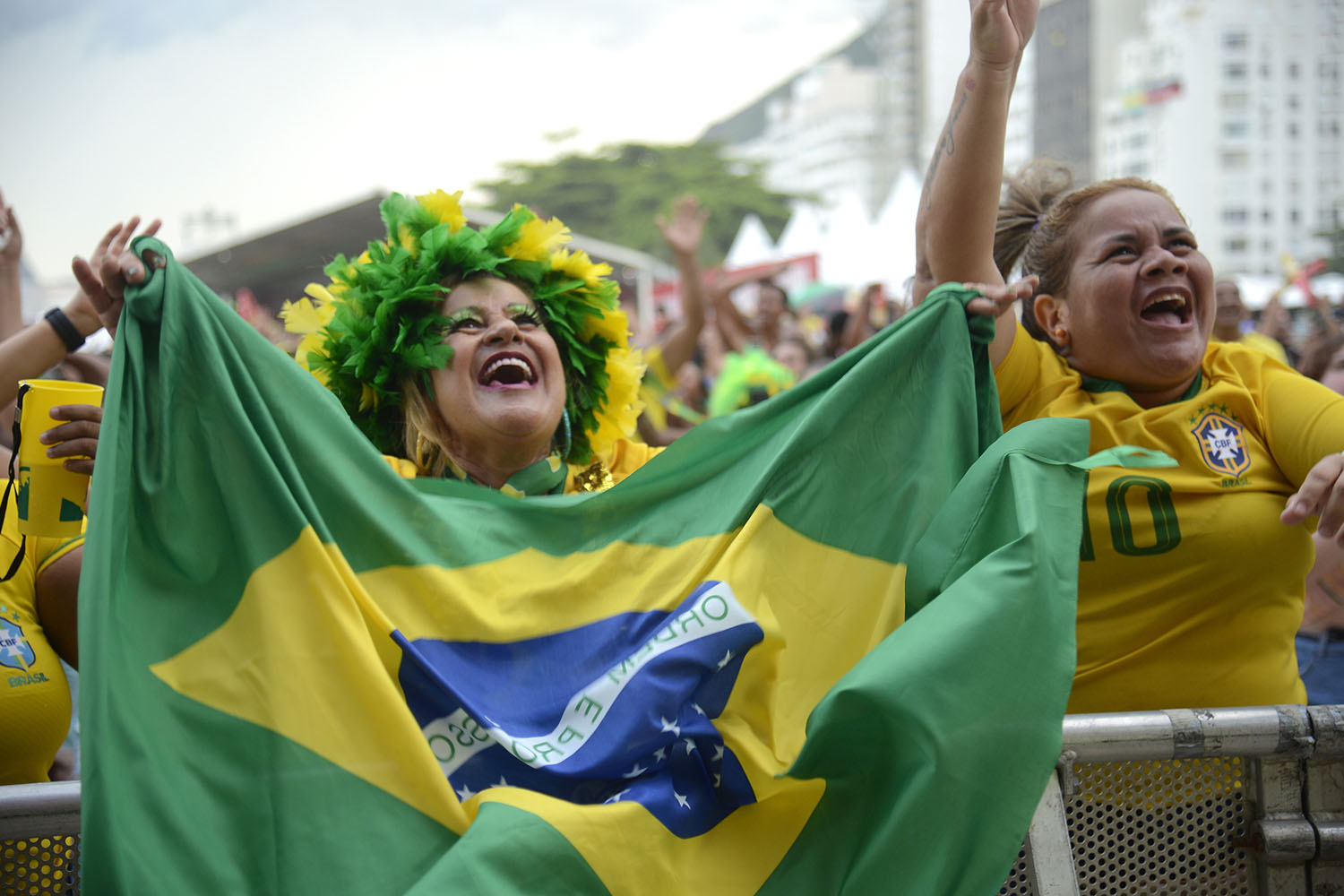 #PraCegoVer: Torcedores comemoram gols do Brasil contra a Coreia do Sul pela Copa do Mundo 2022, no Fifa Fan Festival, em Copacabana, no Rio de Janeiro