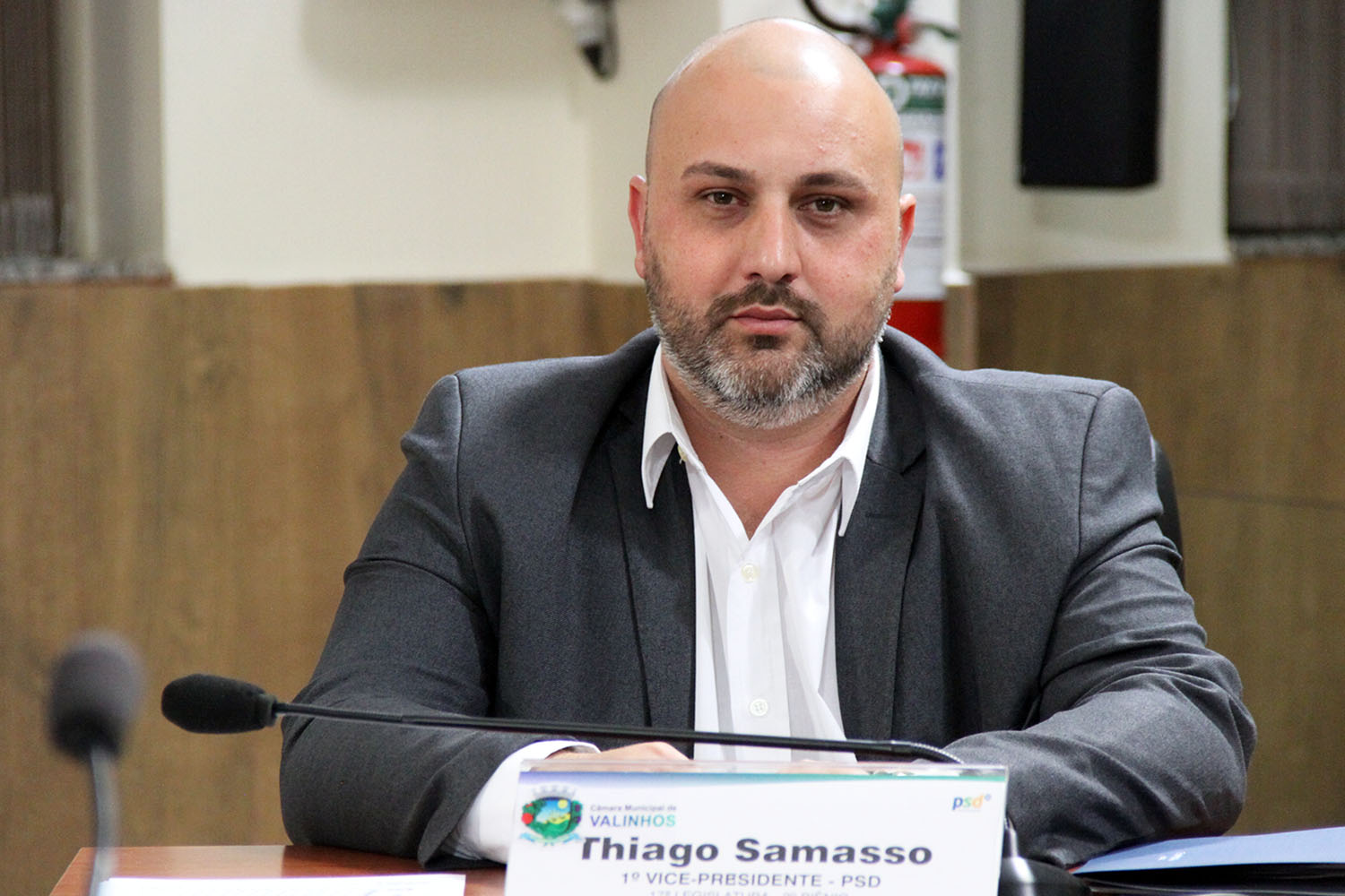 #PraCegoVer: Thiago Samasso olha para a Câmara sentado à sua tribuna na Câmara
