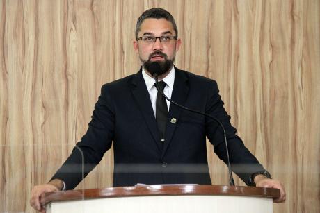 #PraCegoVer: foto mostra o vereador Alécio Cau discursando na tribuna da Câmara.