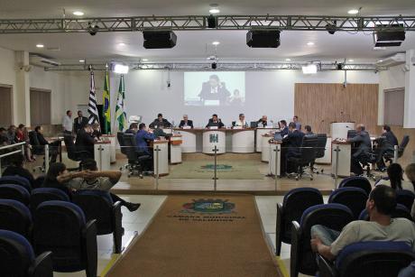 #PraCegoVer: Foto mostra o plenário da Câmara, com os vereadores sentados em seus lugares. Também é possível ver parte do público presente.