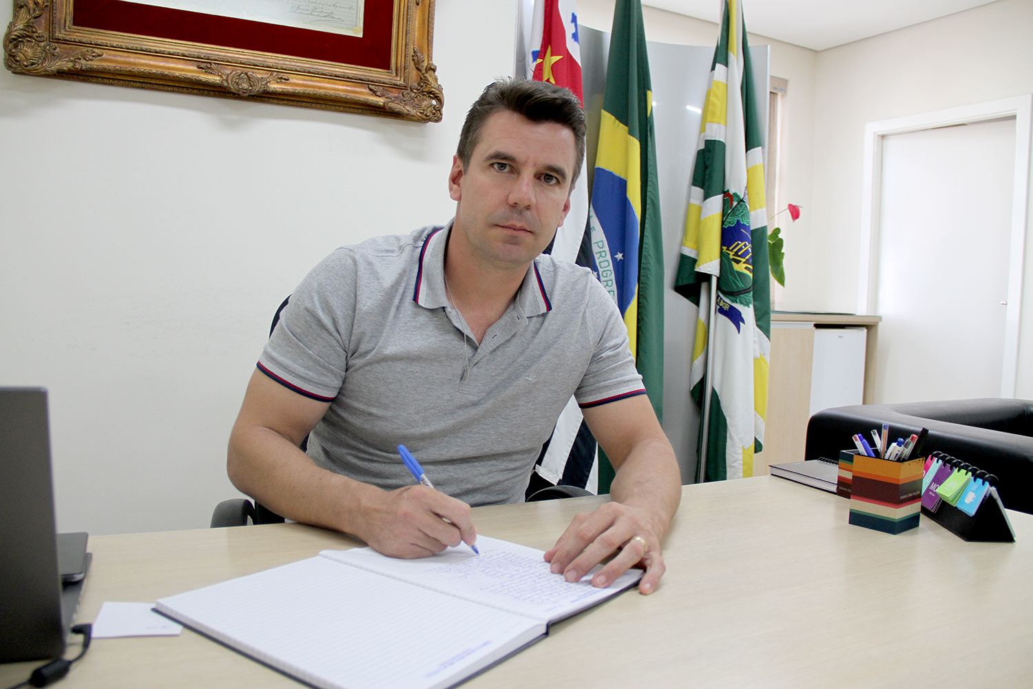 PraCegoVer: Foto mostra o presidente Rodrigo Toloi assinando o livro de posse.